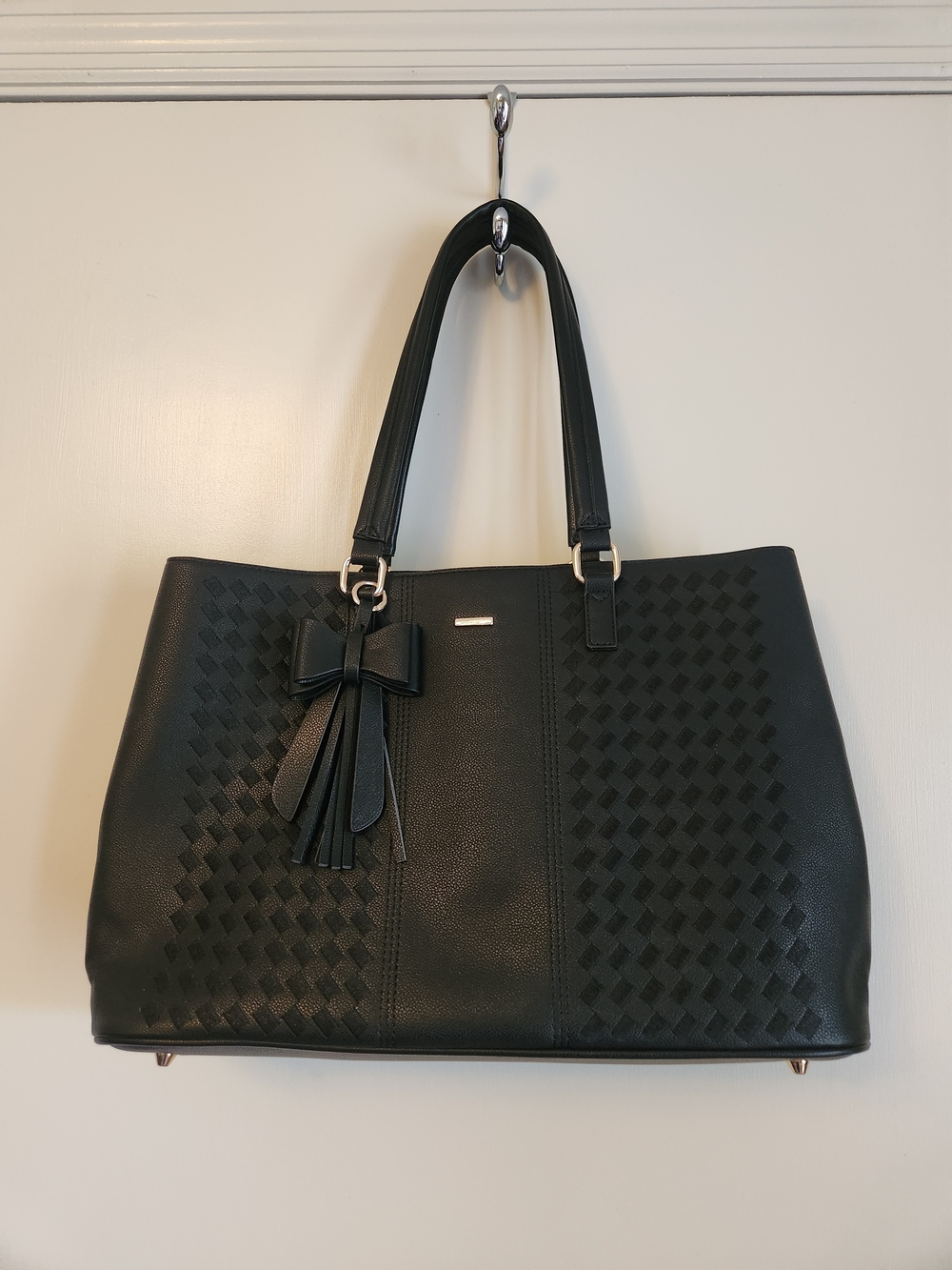 Stylish Black Tote with Tassel Bow Accent